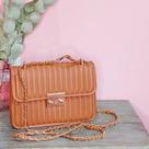 Bolsa feminina em matelassê marrom - alça corrente - Moda Feminina