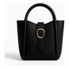 Bolsa Feminina em material sintético com Fecho Magnético e Visual Refinado