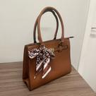 Bolsa Feminina Grande com Lenco e Alca Ajustavel Caramelo Bolsa Feminina Grande com Lenco e Alca Ajustavel Caramelo