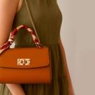 Bolsa feminina media de ombro e braço com corrente laço alça embutida chique
