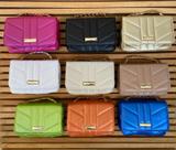 Bolsa feminina pequena de lado ombro e transversal alça corrente Bolsa feminina pequena de lado ombro e transversal alça corrente