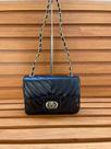 Bolsa Feminina Pequena Metalizada com Corrente Alça Transversal de Lado Ombro cor Preto Bolsa Feminina Pequena Metalizada com Corrente Alça Transversal de Lado Ombro cor Preto