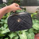 Bolsa Feminina Pequena Transversal Tiracolo de Lado Preta