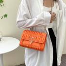 Bolsa Feminina Transversal Preto Branco Coração Acolchoada
