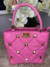 bolsa grande com detalhes em dourado
