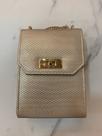 Bolsa lateral off white/marrom