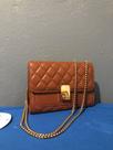 Bolsa marrom com alça em corrente Bolsa marrom com alça em corrente