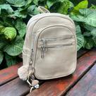 Bolsa Mochila Media com Chaveiro Pompom de Coelho Bege