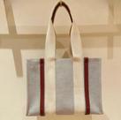 Bolsa na cor creme, detalhes de listras, bolsa maravilhosa, super elegante.