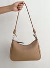 Bolsa Pequena Espaçosa em material ecológico Nude e Prata Bolsa Pequena Espaçosa em material ecológico Nude e Prata