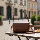 Bolsa Pequena Texturizada Com Flap Curvo Em material vegano