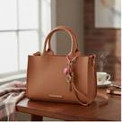 Bolsa Petite Jolie Heaven Nude Escuro PJ11353 Transversal com Chaveiro - Nova