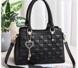 Bolsa preta com chaveiro