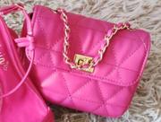 Bolsa rosa tira colo com alça dourada