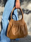 Bolsa saco de couro feminina caramelo Manuela