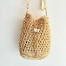 Bolsa Saco Lateral em Ráfia com Fecho Dourado