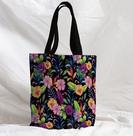 Bolsa Sacola Artesanal de Tecido Flores e Folhas Tropicais Fundo Preto
