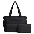Bolsa Tote TOPDesign Puffy Leve Matelassê Preta G Bolsa Tote TOPDesign Puffy Leve Matelassê Preta G