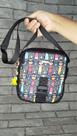 Bolsa Transversal Compacta com Estampa Frida Kahlo Prática, Estilosa e com Alça Longa Ajustável