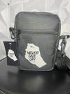 Bolsa Transversal Shoulder Bag Never Give Up ( poliéster )