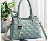 Bolsa verde com chaveiro
