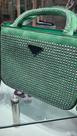 Bolsa verde com pedrinhas