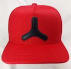 Bone alcool vermelho logo preta modelo raso