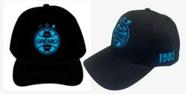 Bone preto adulto aba curva logo bordado em azul oficial grêmio Bone preto adulto aba curva logo bordado em azul oficial grêmio