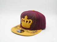 Boné Snapback Aba Reta Vinho e Amarelo Bordado Coroa Real Streetwear Premium Ajustável Estilo Urbano