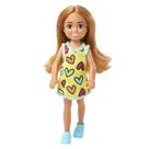 Boneca Barbie Chelsea Vestido pequeno amarelo com estampa de coração