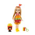 Boneca Barbie Club Chelsea Dress-Up de 6 polegadas com fantasia de hambúrguer
