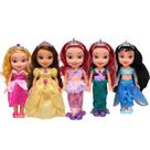 Boneca Coleção Princesas Articulada Vestido Brilhante Emite Som C/ Acessórios - Castela