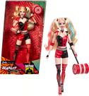 Boneca de colecionador Barbie Signature Harley Quinn com malho Boneca de colecionador Barbie Signature Harley Quinn com malho