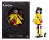 Boneca Monster High Skullector Coraline com Capa de Chuva Amarela