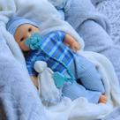 Boneco Bebê Reborn Otto Faz Xixi Brincando de Pijama Azul Realista Pano e Vinil Com Acessórios Mamadeira Chupeta Fralda Criança Day Luna Original