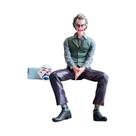 Boneco De Ação Do Joker De Heath Ledger De 16cm Sentado Com Terno Verde E Máscara De Mão - Decoração