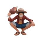 Boneco de ação One Piece Luffy Squatting Pose 15cm