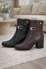 Bota Botero cano curto com fivela