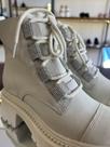 Bota coturno off white cadarço detalhe strass