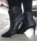 Bota couro preta salto fino