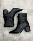 Bota em Couro Cano Curto com Salto Bloco, Bico Fino e Detalhe Franzido - By Cool - Preta