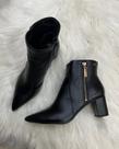 Bota em Couro Cano Curto com Salto Bloco e Bico Fino e Zíper Dourado - 365 Soft - Preto