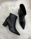 Bota em Couro Cano Curto com Salto Bloco e Bico Fino - Solis Brasil - Preto Bota em Couro Cano Curto com Salto Bloco e Bico Fino - Solis Brasil - Preto