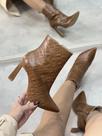 Bota Feminina Louise Cano Curto Marrom Croco em Couro Legítimo
