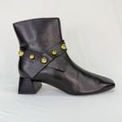 Bota feminina preta em couro cano curto e bico quadrado 1893
