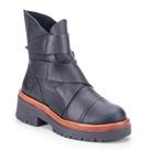 Bota Johnny: Elegância em Couro Preto com tiras autocolantes e Detalhes Café na Sola.