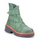 "Bota Johnny: Estilo Militar em material sintético com Sola Tratorada e Detalhes Café"