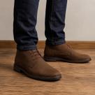 Bota Masculina Couro Camurca Marrom Bico Redondo Cano Medio Conforto Turunelli Inverno Bota Masculina Couro Camurca Marrom Bico Redondo Cano Medio Conforto Turunelli Inverno