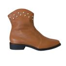 Bota Texana em Couro Legítimo Caramelo Tachinhas Salto Baixo Bota Texana em Couro Legítimo Caramelo Tachinhas Salto Baixo