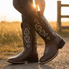 Bota Texana Feminina Em Couro Legítimo Cappuccino Cano Bordado Floral Kapell Bota Texana Feminina Em Couro Legítimo Cappuccino Cano Bordado Floral Kapell